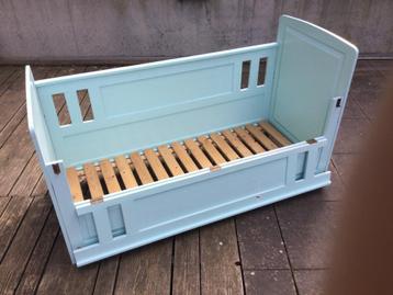 vintage kinderbed / peuterbed beschikbaar voor biedingen