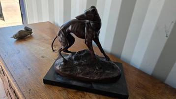 Groot bronzen  beeld hazewind gesigneerd beschikbaar voor biedingen