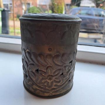 Vintage sierblik met scharnierdeksel beschikbaar voor biedingen