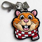 GEZOCHT: Hamster Sleutelhanger met Rood-Witte Sjaal, Ophalen of Verzenden, Nieuw, Dier of Natuur, Button