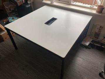 Grote speeltafel Vergader Ikea Bekant Melamine (140x140) - afbeelding 1