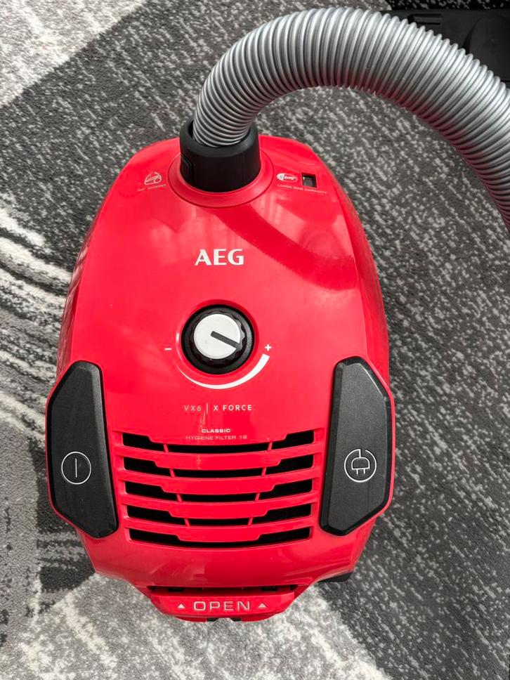AEG Stofzuiger - Rood - Incl Nieuw Zakje - Werkt Goed, Witgoed en Apparatuur, Stofzuigers, Gebruikt, Stofzuiger, Minder dan 1200 watt