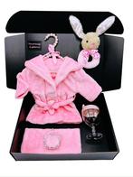 Kraamcadeau neisje met baby wijnglas  bij Koetsiekoetsie, Kinderen en Baby's, Kraamcadeaus en Geboorteborden, Ophalen of Verzenden