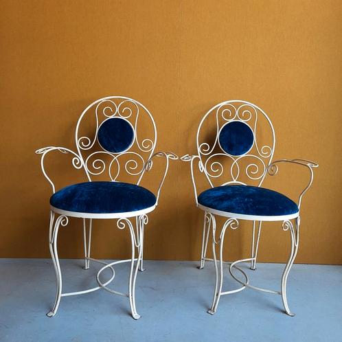 Brocante vintage smeedijzeren stoelen, wit, blauwe velvet, Huis en Inrichting, Stoelen, Gebruikt, Ophalen of Verzenden