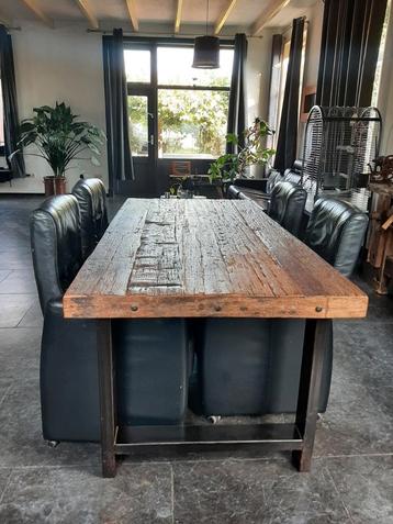 Industriële wagonplanken tafel van oud eiken planken. beschikbaar voor biedingen