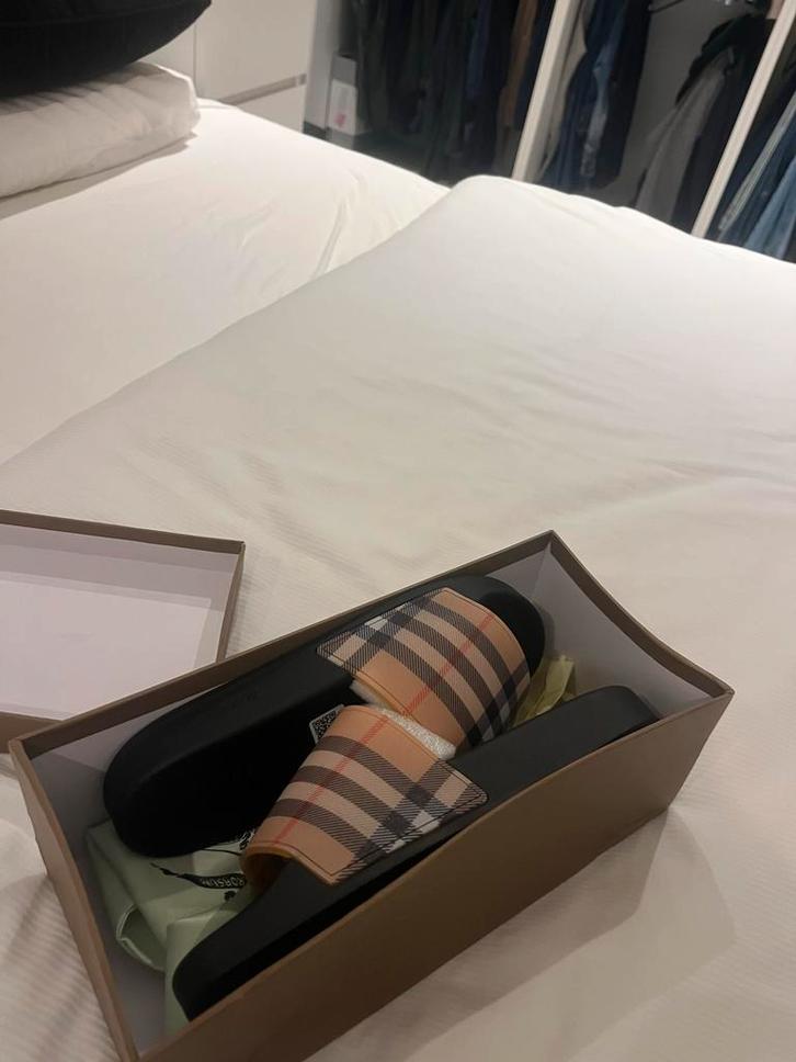 Burberry Slippers Maat 41, Kleding | Dames, Schoenen, Zo goed als nieuw, Slippers, Bruin, Ophalen of Verzenden