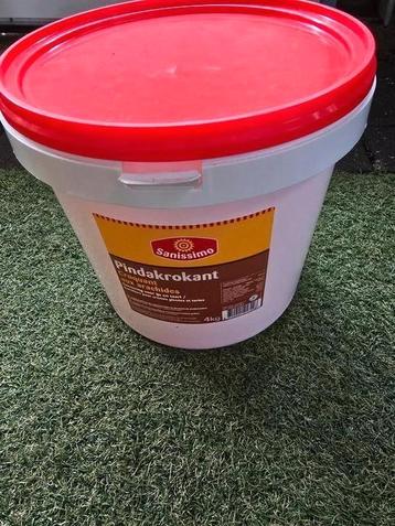 19 schone emmers met deksel +hengsel beschikbaar voor biedingen