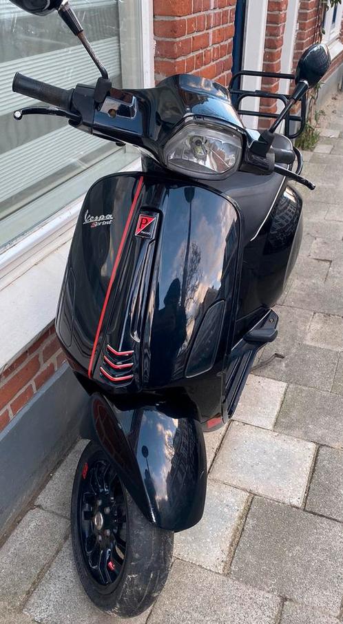 Vespa sprint 2016 25km black-red heeft wat gebruiksdporen, Fietsen en Brommers, Scooters | Vespa, Zo goed als nieuw, Verzenden