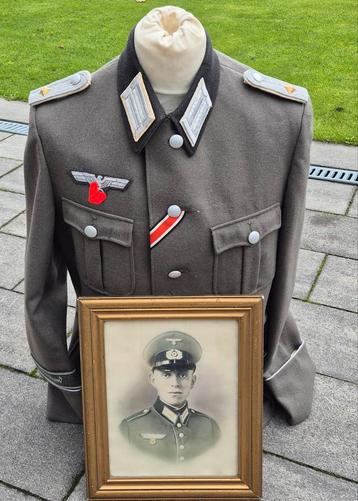 DUITSE WO2 SET: UNIFORM JASJE WEHRMACHT EN PORTRET TEKENING  beschikbaar voor biedingen