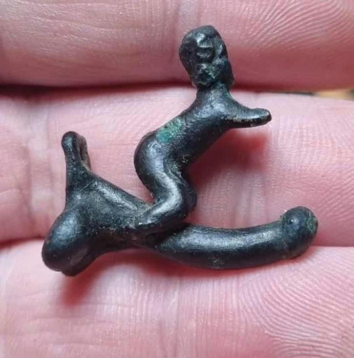 Romeins figuur op Phallus  hanger brons bodemvondst, Antiek en Kunst, Antiek | Koper en Brons, Brons, Ophalen of Verzenden