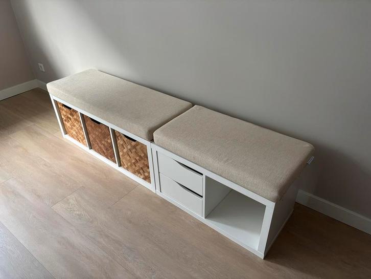 Witte KALLAX bank met kussens en manden, Huis en Inrichting, Stoelen, Gebruikt, Twee, Hout, Wit, Ophalen
