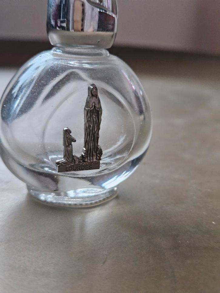 Flesje Lourdes met Bernadette en Onze Lieve Vrouw, Antiek en Kunst, Antiek | Religie, Ophalen of Verzenden