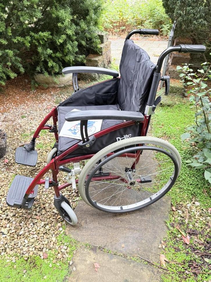Lichtgewicht opvouwbare rolstoel D-Lite, Diversen, Rolstoelen, Zo goed als nieuw, Duwrolstoel, Inklapbaar, Ophalen