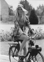 Filmsterren ansichtkaart  Brigitte Bardot op Solex, Verzenden, 1960 tot 1980, Ongelopen, Sterren en Beroemdheden