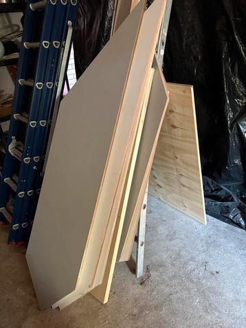 Te koop, verzaagd watervast multiplex gegrond. 50x100 beschikbaar voor biedingen