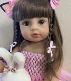Realistische peuter pop levensecht Bebe pink (55cm), Verzamelen, Poppen, Ophalen of Verzenden, Nieuw, Pop, Levensecht of Reborn