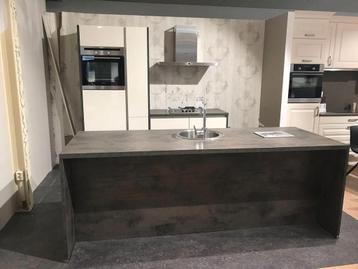 Nieuwe Nobilia keuken met eiland beschikbaar voor biedingen