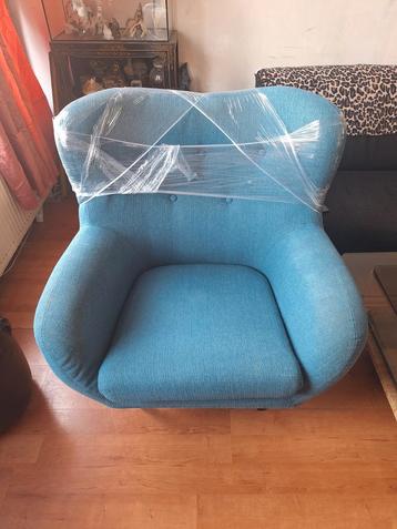 Blauwe fauteuil beschikbaar voor biedingen