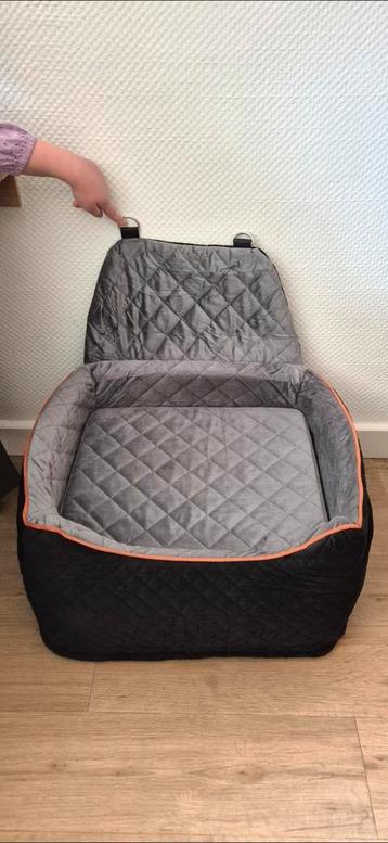 Honden autostoel beschikbaar voor biedingen