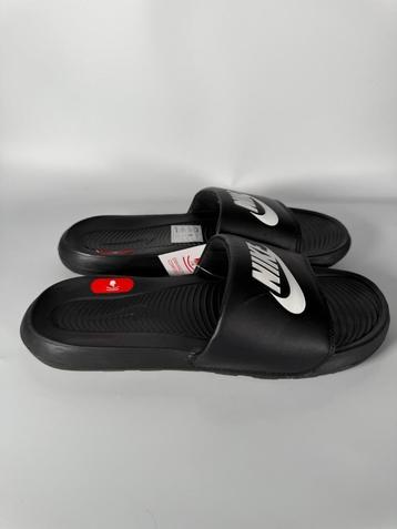 Nike Victori One Slide – Black/White – Maat 45 (EU) beschikbaar voor biedingen