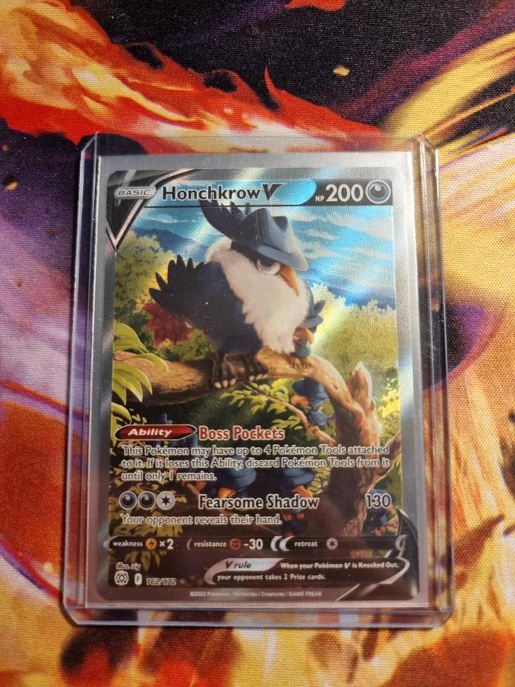 Honchkrow v alt art nm, Hobby en Vrije tijd, Verzamelkaartspellen | Pokémon, Zo goed als nieuw, Losse kaart, Ophalen of Verzenden