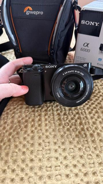 Sony Alpha 6000 + 16–50mm lens + Lowepro tas ILCE-6000L beschikbaar voor biedingen
