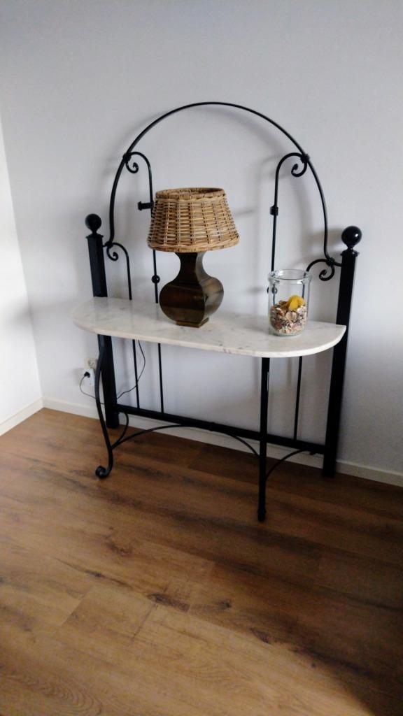Sidetable zwart metaal met marmer - UNIEK, Huis en Inrichting, Tafels | Sidetables, Zo goed als nieuw, 25 tot 50 cm, 100 tot 150 cm