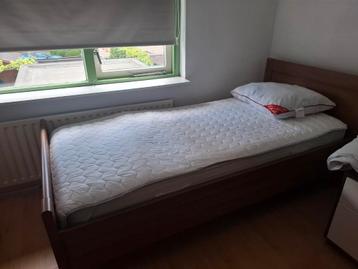 1 persoonsbed met heel goed matras. beschikbaar voor biedingen