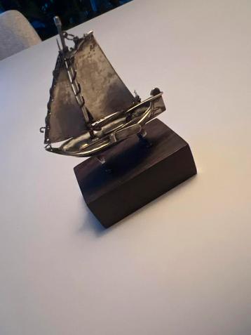 Zilveren Zeilboot Model op Houten Voetstuk beschikbaar voor biedingen
