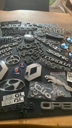 Auto emblemen jaguar ford bmw opel saab peugeot etc, Verzamelen, Ophalen of Verzenden, Auto's