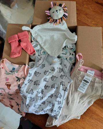 Doos met babyspullen beschikbaar voor biedingen