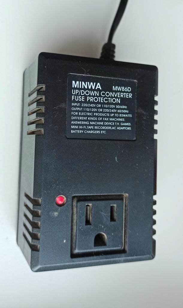 220V naar 110V Omvormer / Converter - Minwa MW86D, Doe-het-zelf en Verbouw, Elektra en Kabels, Ophalen of Verzenden