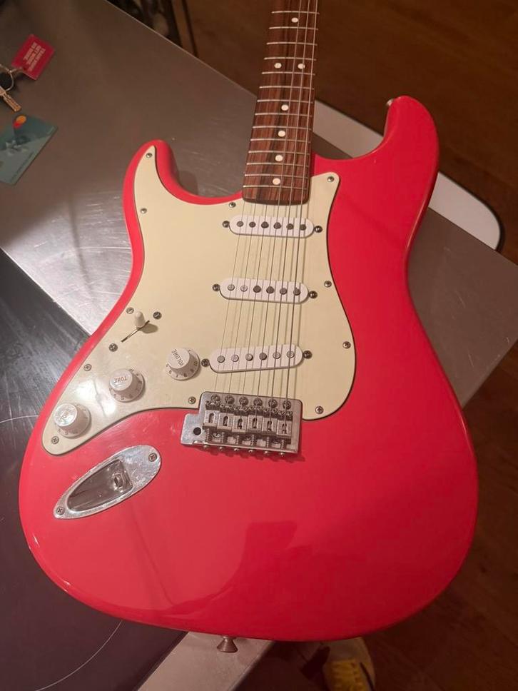 Linkshandige Mexican Red Fiesta Fender Stratocaster, Muziek en Instrumenten, Snaarinstrumenten | Gitaren | Elektrisch, Zo goed als nieuw