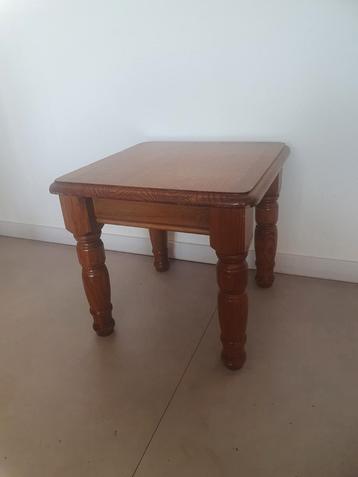 Vintage bijzet tafel, gelakt, 49.5 x 49.5 x 46.5 cm beschikbaar voor biedingen