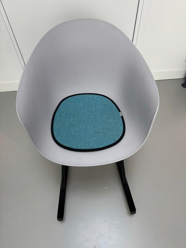 Schommelstoel - Comfortabel en Stijlvol, Huis en Inrichting, Stoelen, Zo goed als nieuw, Eén, Kunststof, Grijs, Ophalen of Verzenden