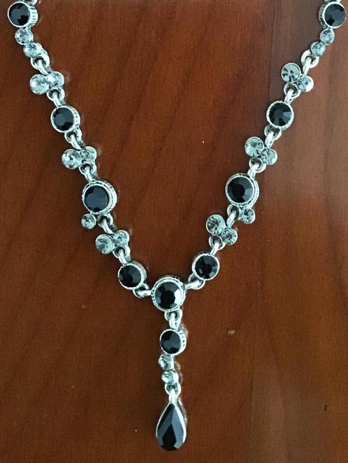 Nieuw kettinkje met zwarte en lichte glinstersteentjes, Sieraden, Tassen en Uiterlijk, Kettingen, Nieuw, Overige materialen, Zwart