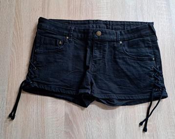 Kort Broekje - Hotpants - Laced - Gothic - Goth - H&M beschikbaar voor biedingen