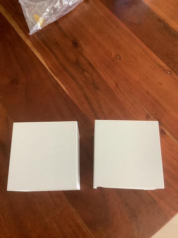 2 witte kubus wandlampen op stroom NIEUW, up en down beschikbaar voor biedingen