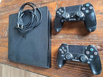 PS4 Slim 500GB + 2 Controllers beschikbaar voor biedingen