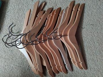 30 kinderkledinghangers beschikbaar voor biedingen