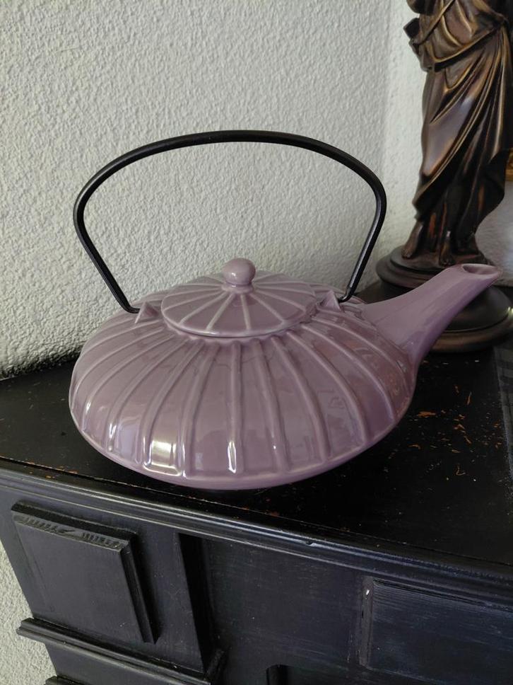 Zeer aparte theepot porselein lila, Huis en Inrichting, Keuken | Servies, Zo goed als nieuw, Overige typen, Overige stijlen, Porselein