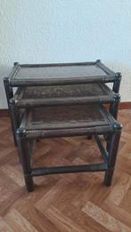 Koloniale inschuiftafeltjes met donker glas   bijzettafels, Gebruikt, Koloniaal, 55 tot 75 cm, Glas