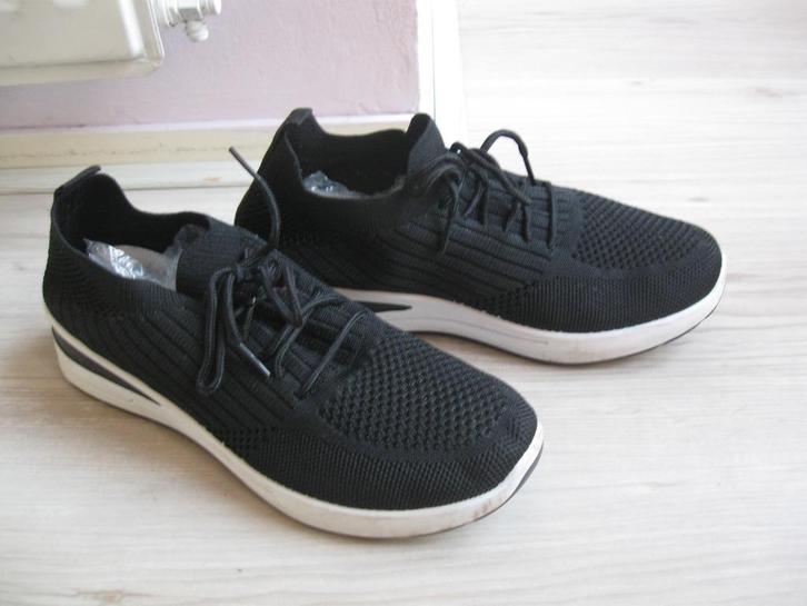 Zwart witte handige sportschoen instap goede staat maat 40, Kleding | Dames, Schoenen, Zo goed als nieuw, Instappers, Zwart, Ophalen of Verzenden