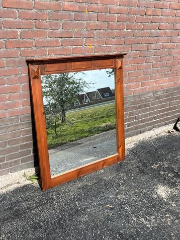 Houten spiegel beschikbaar voor biedingen