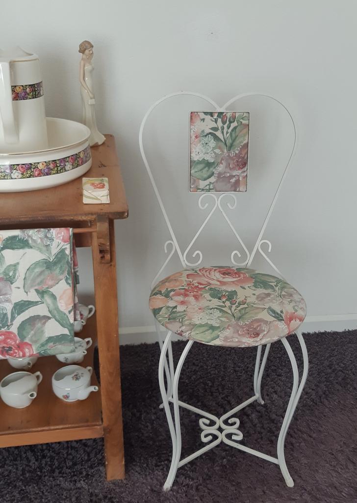 Brocante smeedijzeren stoeltje, boudoir stoeltje, jaren 60., Ophalen, Jaren 60, Overige kleuren, Zo goed als nieuw