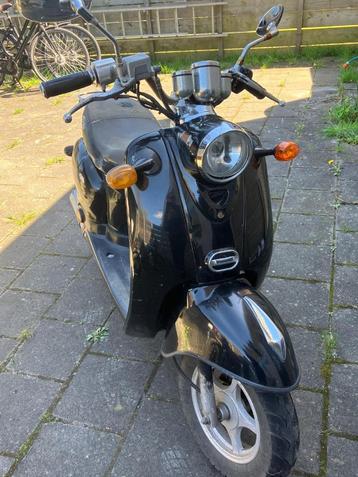 Scooter met nieuwe accu. IVA Baotian BT49QT-11S beschikbaar voor biedingen