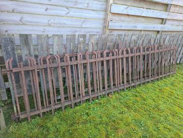 Oud ijzeren hek jaren 50. beschikbaar voor biedingen