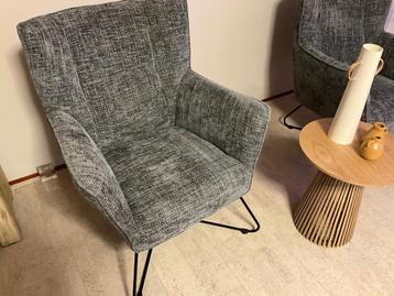2 x schitterende moderne Fauteuils. Stof grijs/wit  beschikbaar voor biedingen
