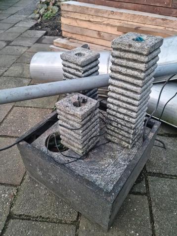 Fantastisch stenen fontein inclusief 3 zuilen steentjes etc. beschikbaar voor biedingen