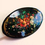 Russische vintage lak broche handgeschilderd bloemen, Overige materialen, 4 tot 7 cm, Verzenden, Zwart